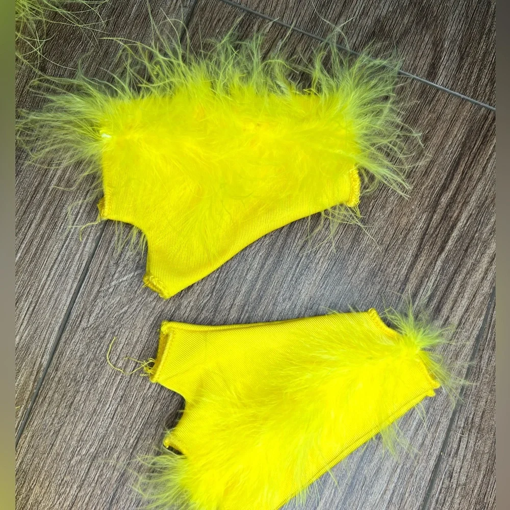 Yellow Feather Glamour Costume - Picture 5 of 7